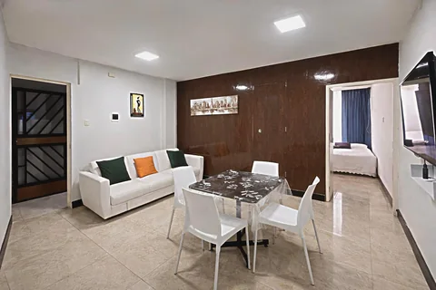 Sala con sofá y comedor en un ambiente integrado